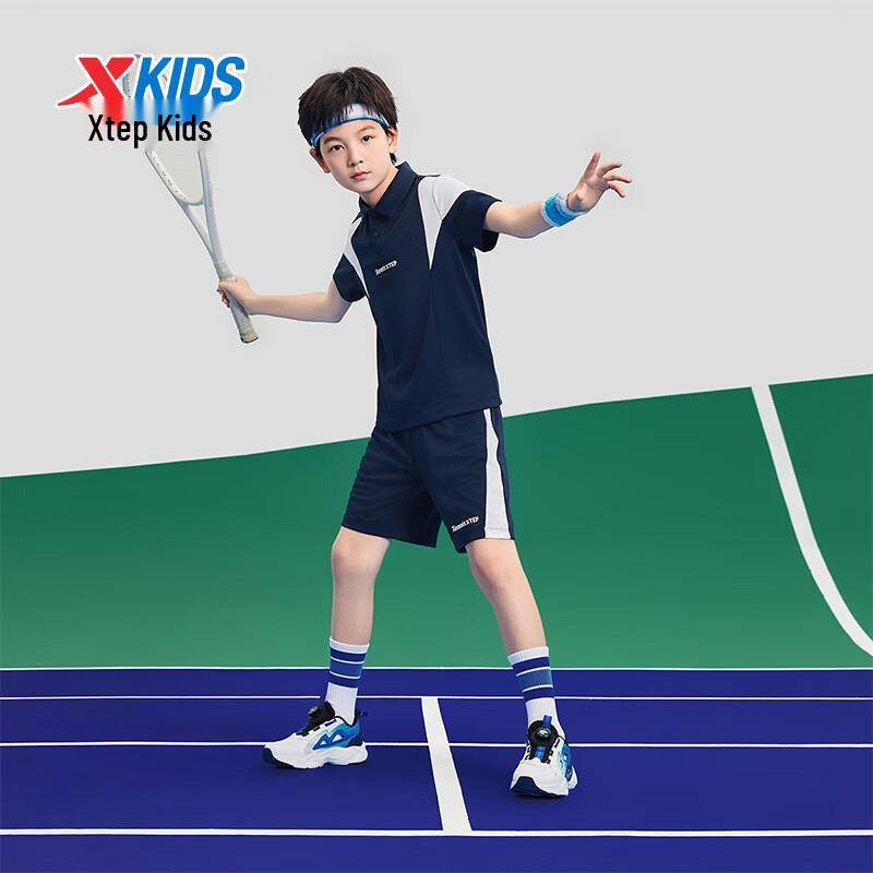 Xtep Set tricotat cu mânecă scurtă, cu imprimeu de tenis, cu uscare rapidă, pentru băieți