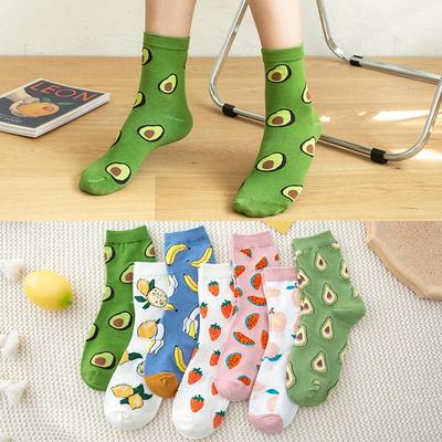 Niedliche Damen-Mid-Calf-Socken im koreanischen und japanischen Stil mit Cartoon-Fruchtmuster für Herbst und Winter