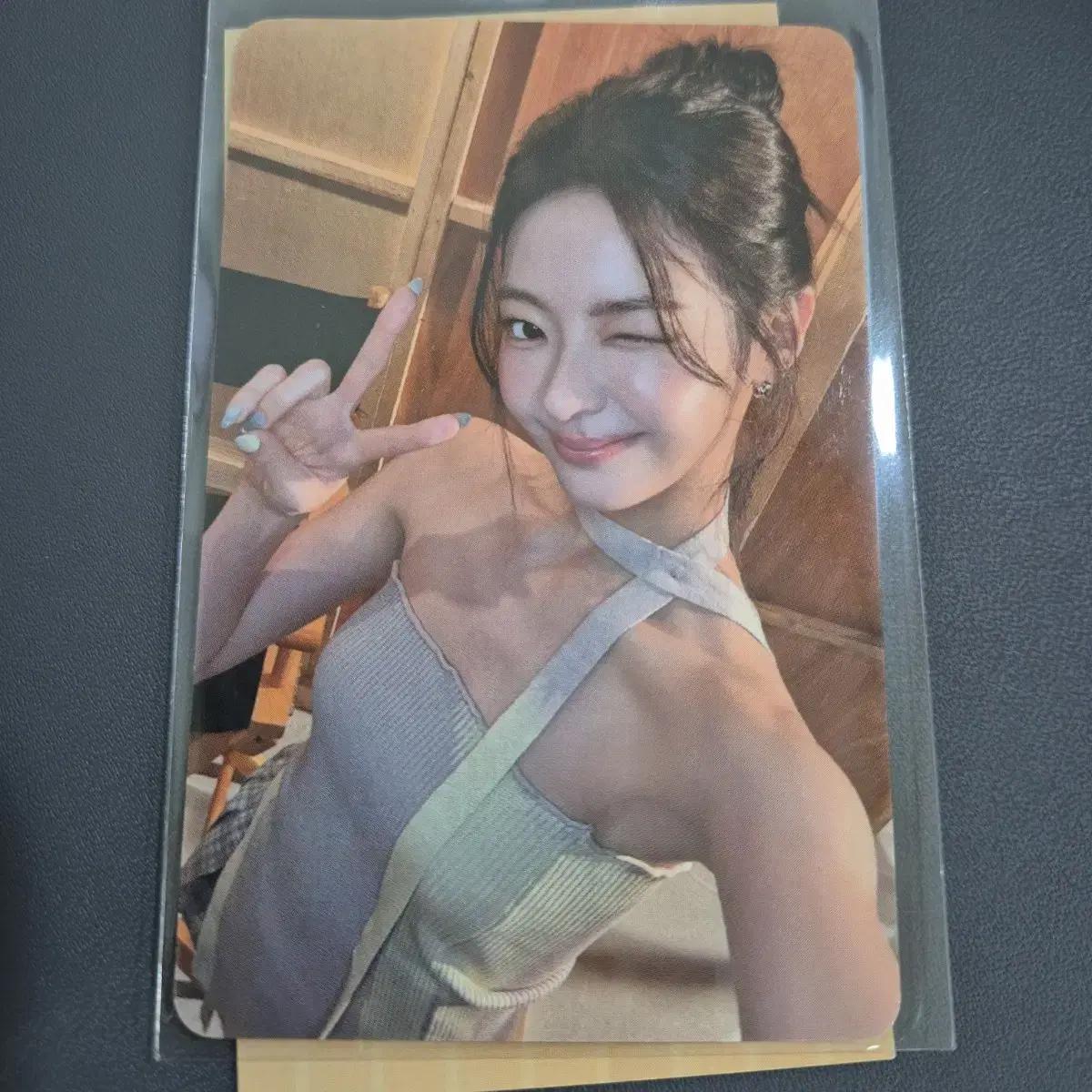 

Бонус от поп-ап магазина Ugiria Photocard Twinge