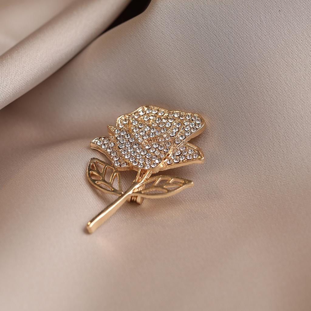 Vielseitiges Temperament Rose Anti-Licht Brosche High-End-Gefühl Leichter Luxus High-End Damenanzug Brosche Mode Personalisierter Anstecker