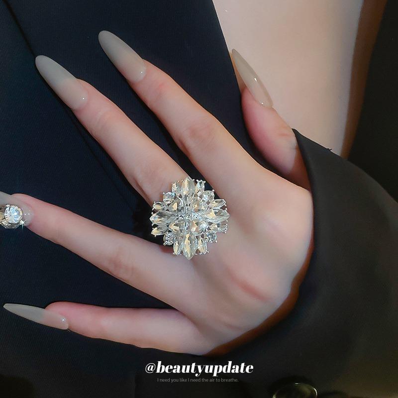 Super Flash Diamond-set Flower Ring Women's Niche Versatile Fashion Ring Temperament Light Luxury High-end Jewelry Wholesale