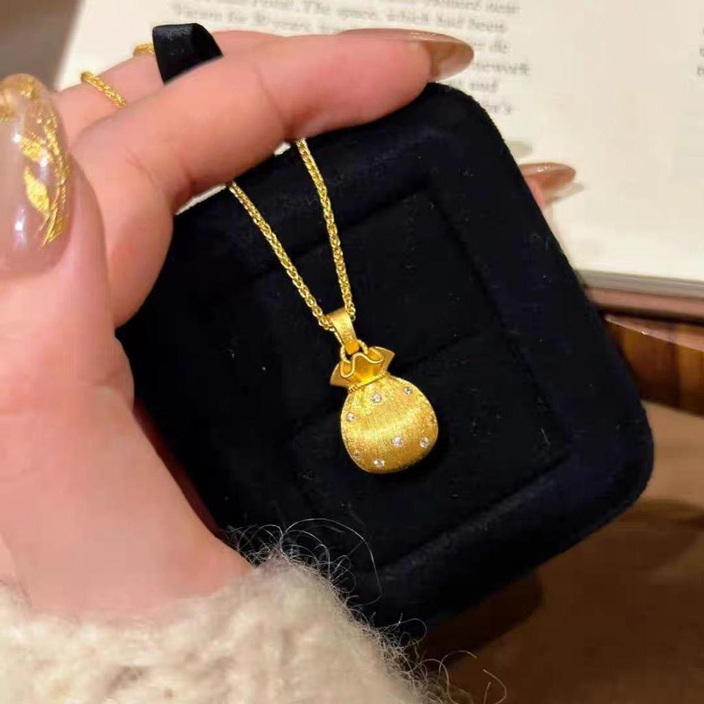 Vintage-Inspired Sand Gold Diamond Pendant Necklace: Luxurious Light Niche Design