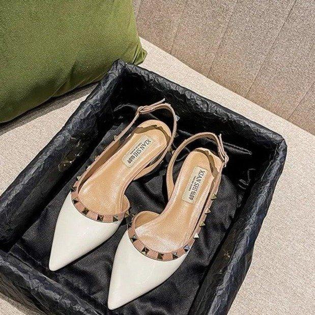 V home rivet one-word buckle flat shoes thick heel sandals women 2025 new versatile fairy style Roman rivet shoes