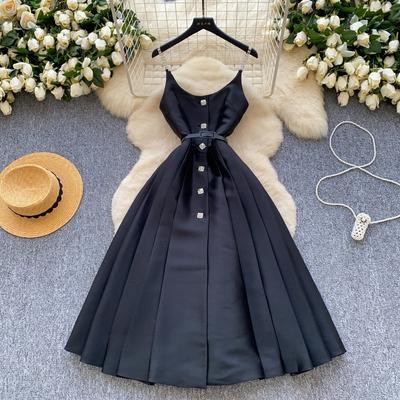 Ein hell-luxuriöses Halterkleid im Tausendgold-Stil für Damenbekleidung im Sommer mit einem schlankmachenden und eleganten Design