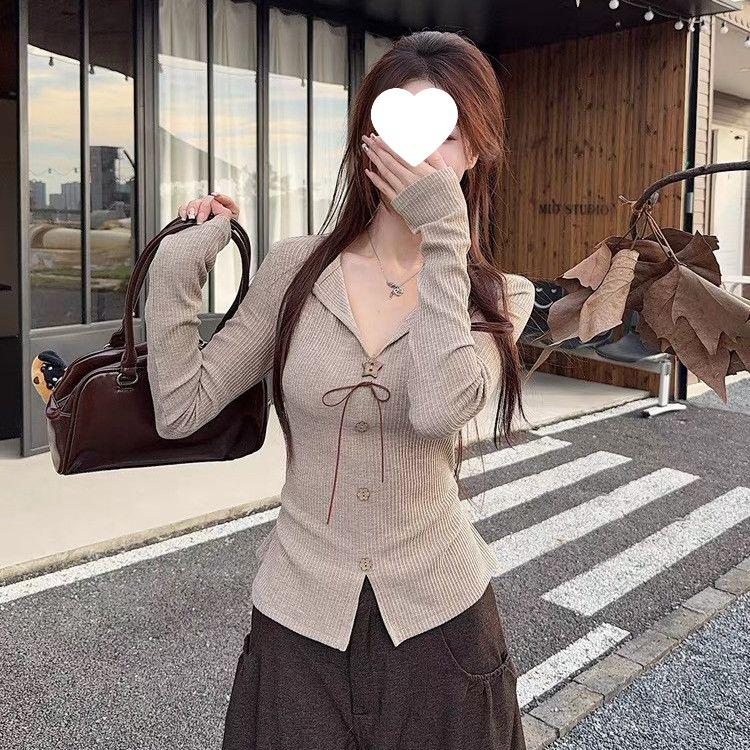 Retro bow v-neck T-shirt new niche design button slim slim top women S 40-47.5kg