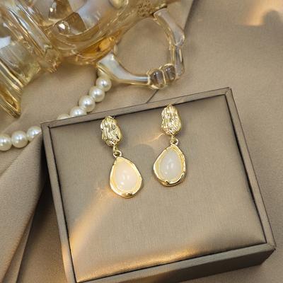 Elegant and Minimalistic Droplet Earrings - Sophisticated High-end Fashion Accessories for Women