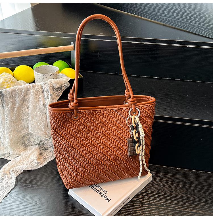 

Premium bag women s large-capacity autumn and winter versatile shoulder bag leisure commuter tote bag коричневый