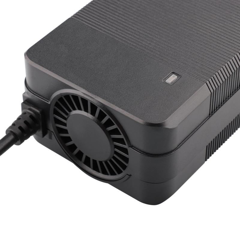58.8V 3A Ładowarka do Baterii Litowych Dla 52V Hulajnogi Elektrycznej Ładowarka do E-Roweru Dla 14S Pakietu Baterii Li-ion Z Złączem 3-Pin XLR
