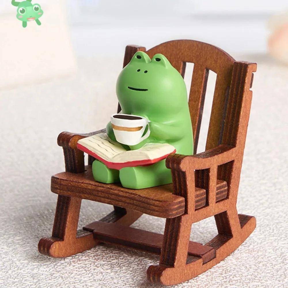 Roztomilá léčivá malá dekorace Roztomilá mini figurka žabky z pryskyřice Design houpacího křesla s knihou Káva Domácí Ložnice Dekorace do kanceláře