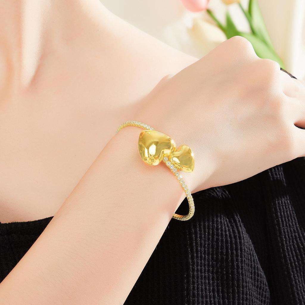 CMM Perfekt för alla tillfällen Trendigt hjärtformat silvergyllene armband halsband set Fodrat band Ett modeuttalande för fest kvinnor