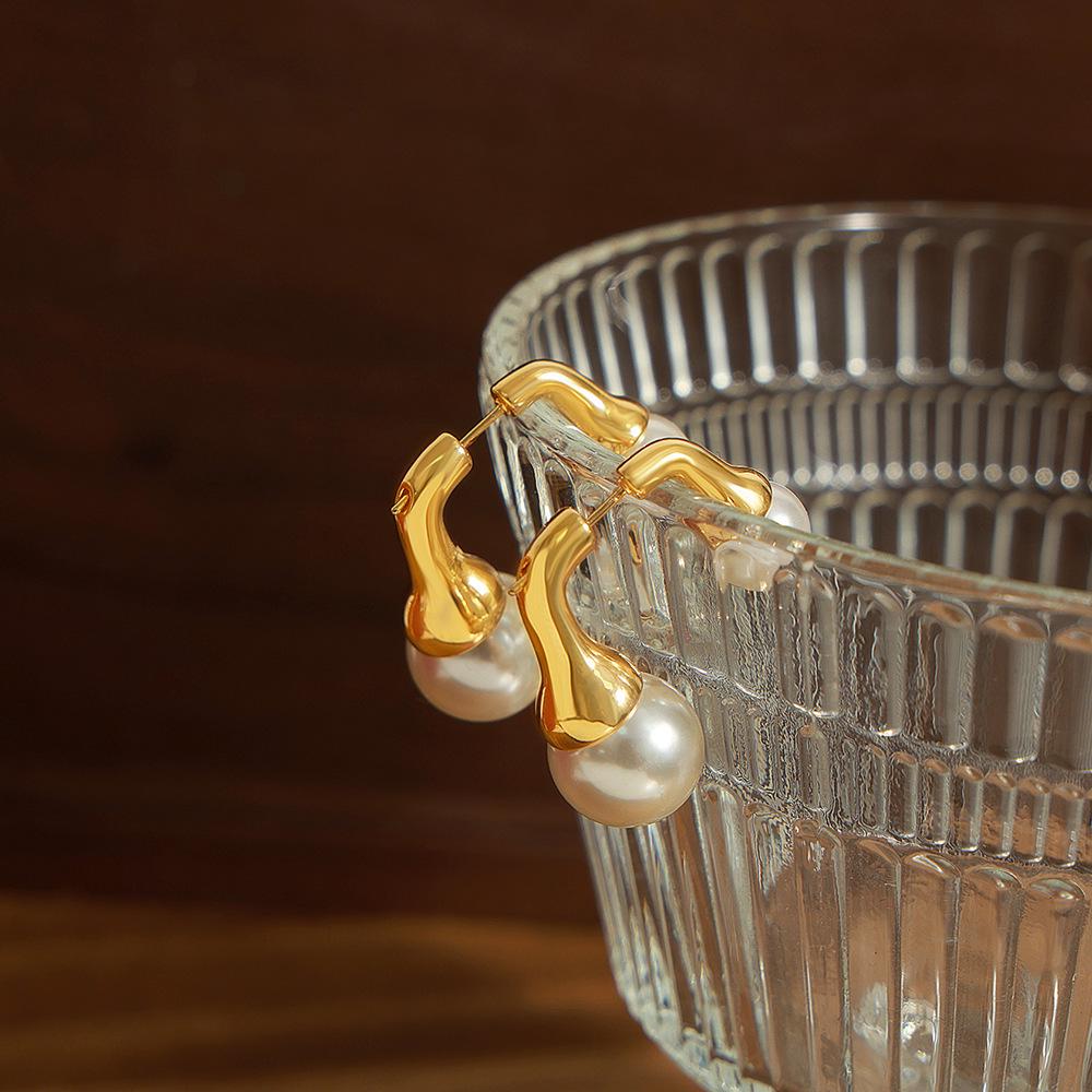 European & American Retro Pearl Earrings: Luxurious French Style with Smooth Metal Finish for Women