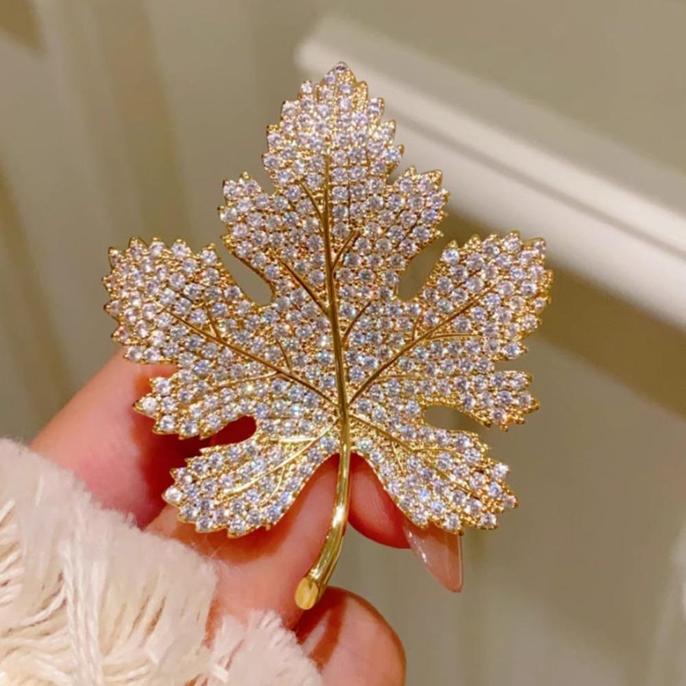 Vintage Sequin Leaf Brooch Trendy Jewelry Maple Leaf Pin Fashion Dress