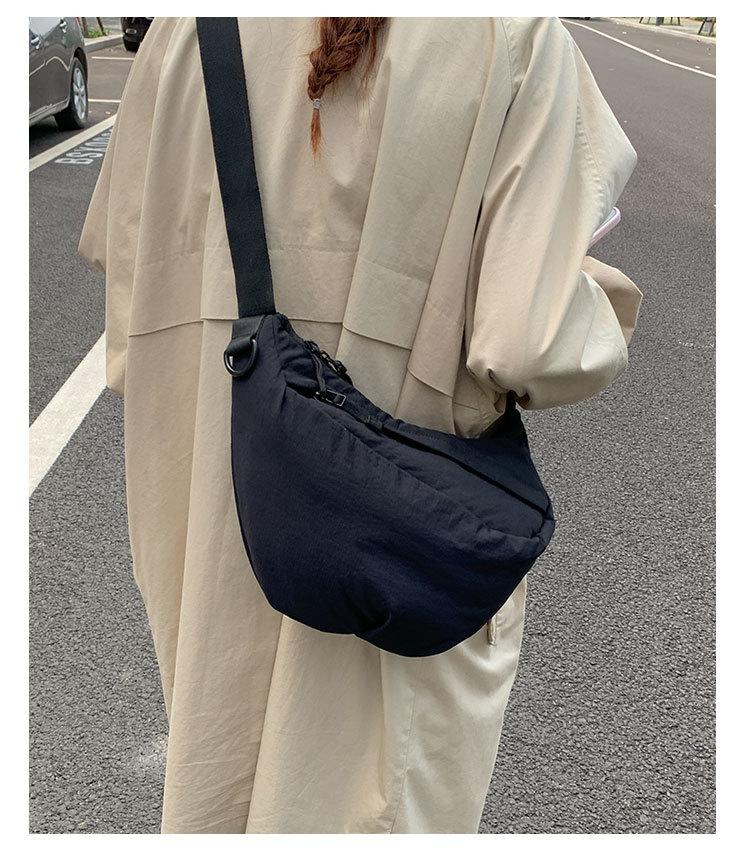 

Japanese messenger big bag solid color nylon bag female leisure college student class shoulder bag commuter simple dumpling bag чорний