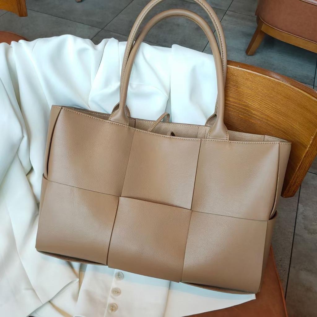 Foreign trade cross-border cowhide woven tote bag genuine leather 2026 new portable large bag shoulder bag large capacity armpit bag