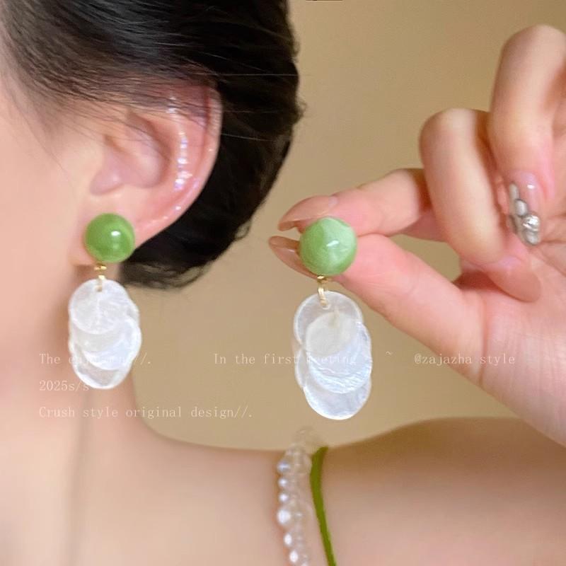 Fresh and sweet Mori avocado green stud earrings women's white shell fringed earrings fashion temperament high-end earrings