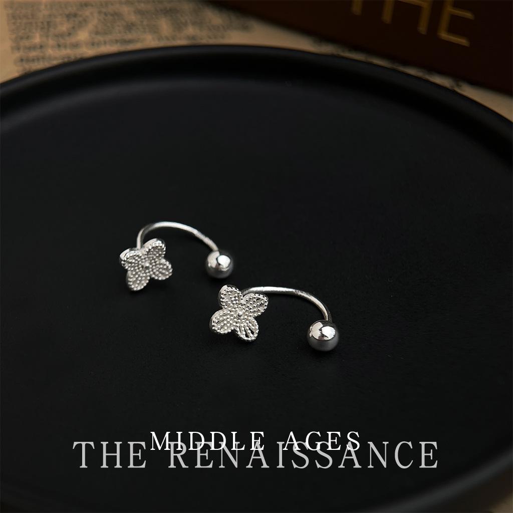 A pair of hollow flower earrings niche C-shaped earrings for women