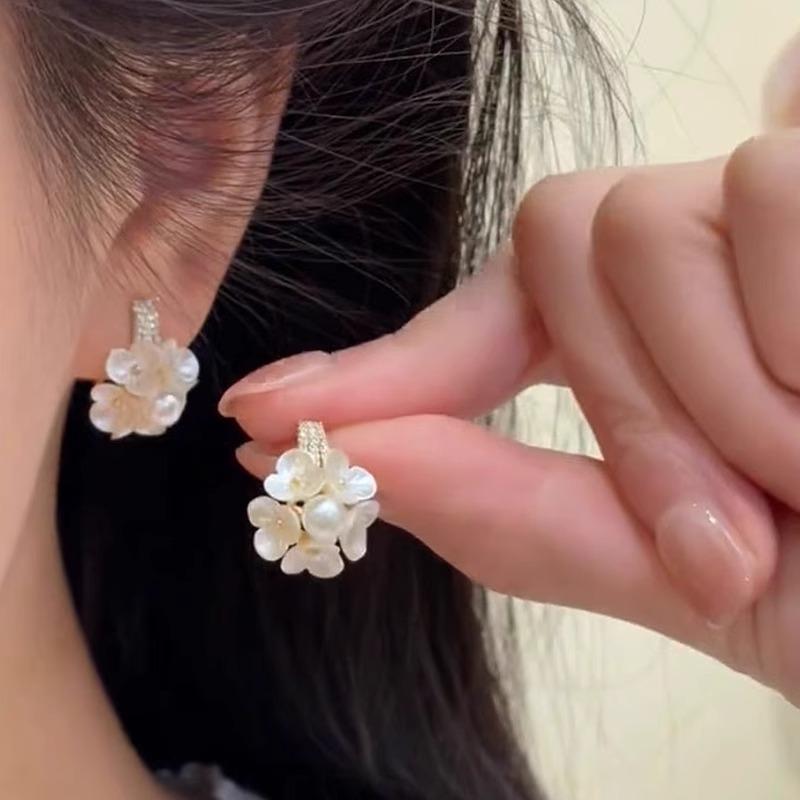 Fresh wind pearl flower earrings sweet and elegant niche design S silver needle design shell stud earrings