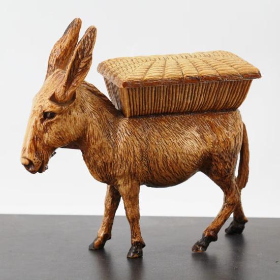 Donkey Ornament Resin Decorative Figurine with Imitation Wood Texture Storage Basket Jewelry Small Items Desktop Storage Decoration