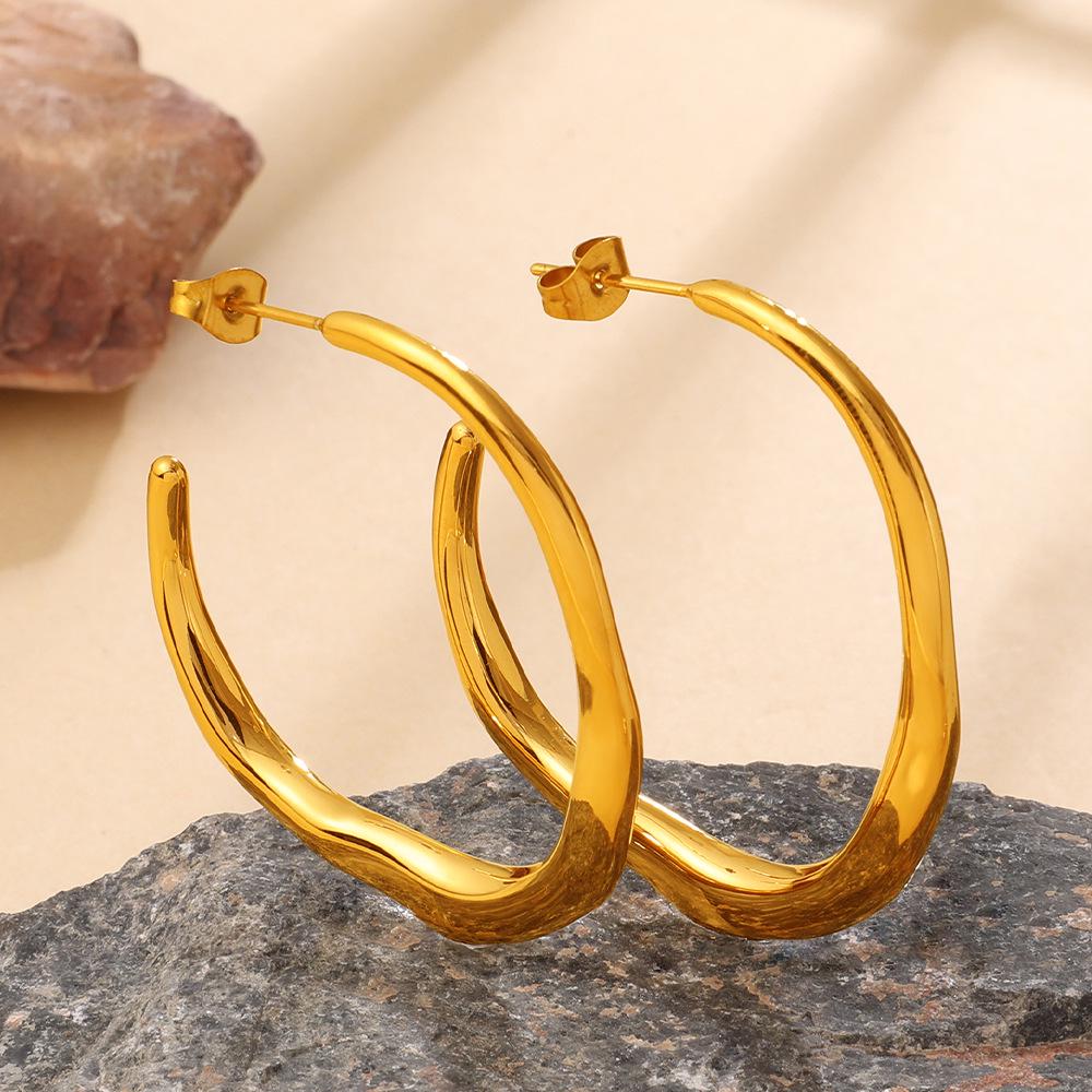 Elegante goldene C-förmige quadratische Ohrringe: Luxuriöser Stil für vielseitiges Tragen