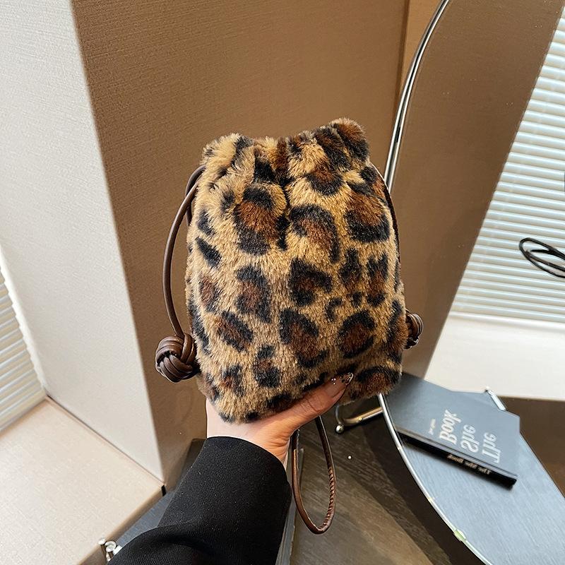 Autumn and winter plush leopard print mobile phone bag women's new cute drawstring shoulder bag bucket messenger bag