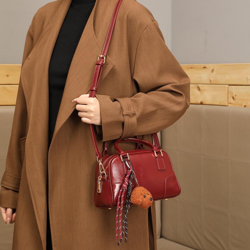 High-end bowling handbag for women, 2026 new model crossbody bag, winter high-quality commuter shoulder bag