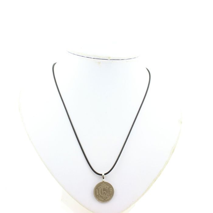 Pierres et Minéraux. Collier pièce de monnaie Luxembourg 1 franc - Charlotte . Cordon noir.