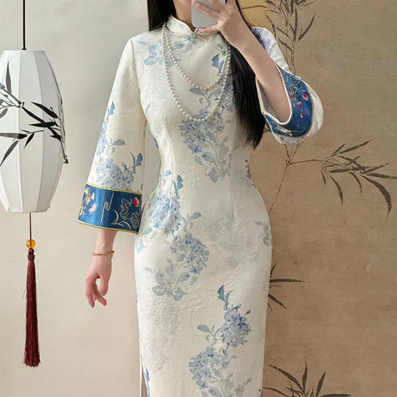 2025 Autumn/Winter Modern Chinese Velvet Cheongsam: Stylish, Printed, Slim-Fit Dress for Women