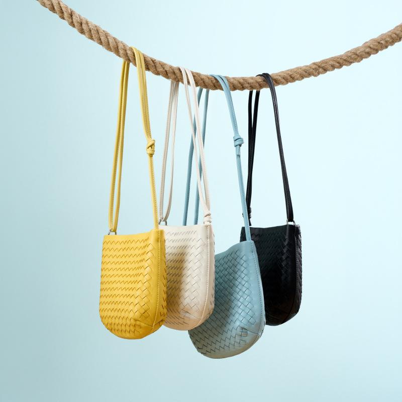 Exquisite small bag Portable fashion versatile shoulder messenger bag Casual woven bucket bag