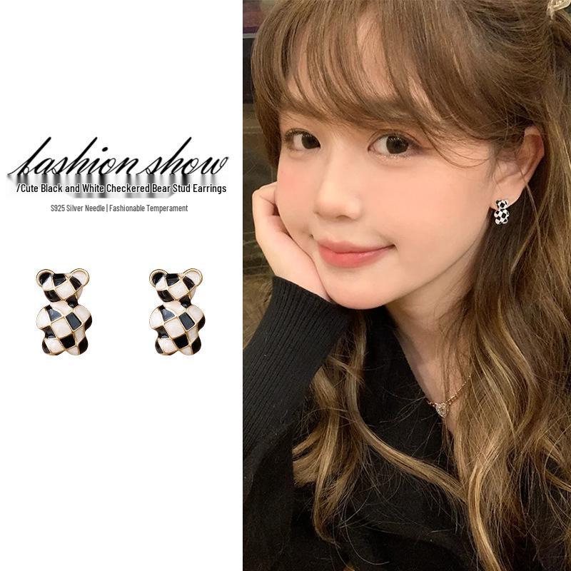 

Korean Bear Checkered Silver Stud Earrings - Unique, Luxurious Design 135A Stud