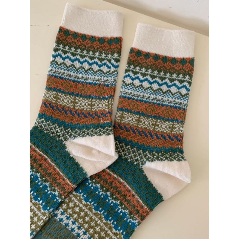 Autumn and Winter Socks: Women's Ethnic Style Thickened and Warm Combed Cotton Mid-calf Socks, Retro Style