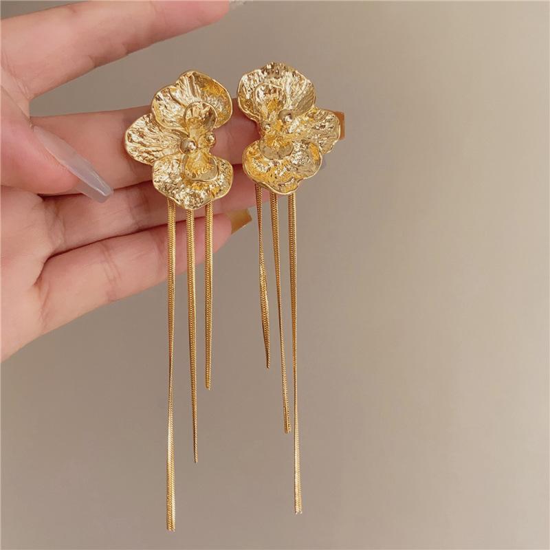 

Золотые серьги с бахромой в виде цветов, модные серьги-пусеты, серьги с темпераментом холодного ветра в стиле легкой роскоши и с высоким чувством стиля