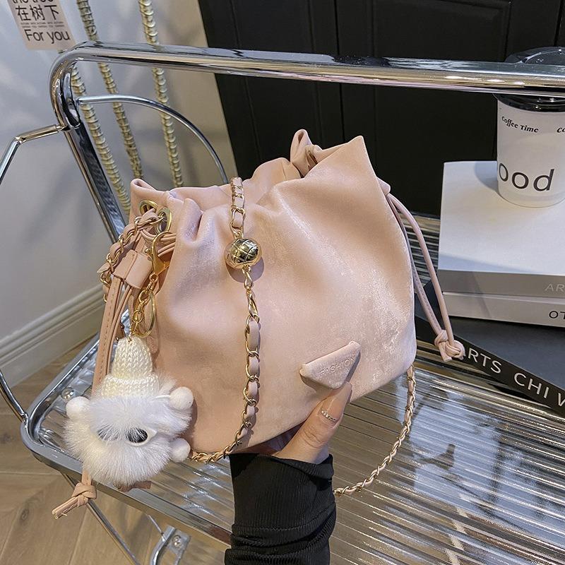 Simple Texture Bucket Women's Bag, New Chain Messenger Bag, Trendy Pumping Belt, Fashionable Niche Shoulder Bag.