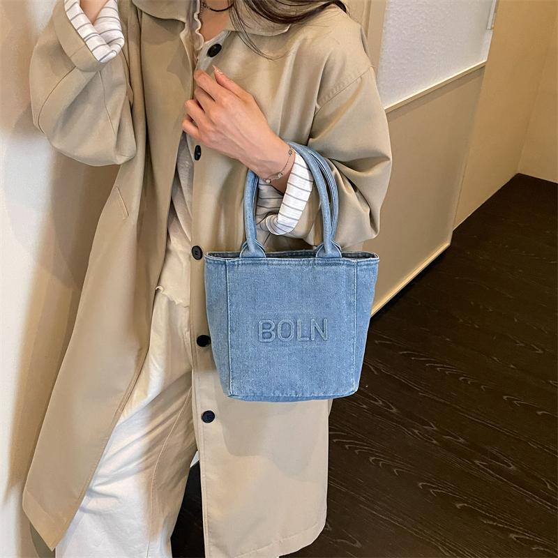 Mini Borsa Tote in Denim Lavato con Design a Lettere Ricamate Manico Superiore Borsa a Mano Piccola Casual per Donne Quotidiana