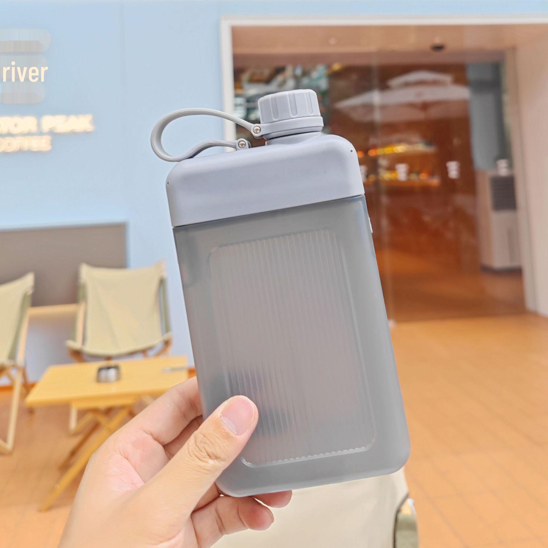 

Креативная портативная квадратная чашка для воды с защитой от падения - простой плоский дизайн, прямое питье, модный подарок 450ML