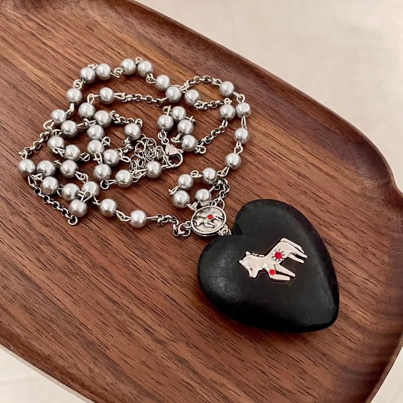 Elegant Black Wooden Heart Pearl Necklace - Lightweight Luxury Clavicle Chain Accessory
