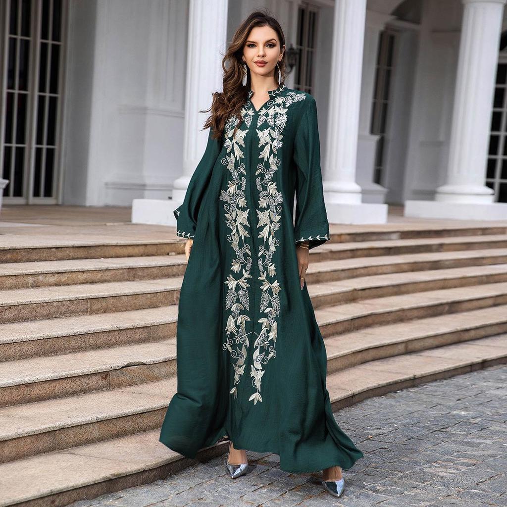 Women's Middle Eastern Abaya: Elegant Long Robe with Stylish Detailing, Perfect for Dubai and Turkey Fashion.