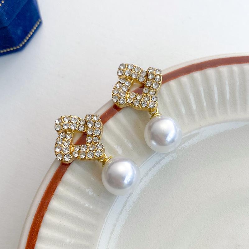 Exquisite Pearl Square Stud Earrings: Chic & Minimalist Design for Women
