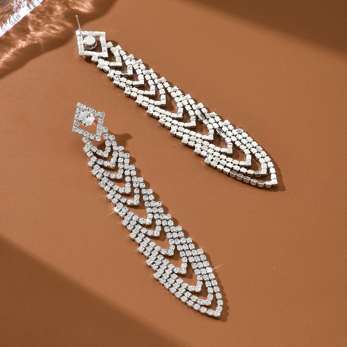 European and American atmospheric retro court style geometric earrings for female actors, elegant nude diamond earrings