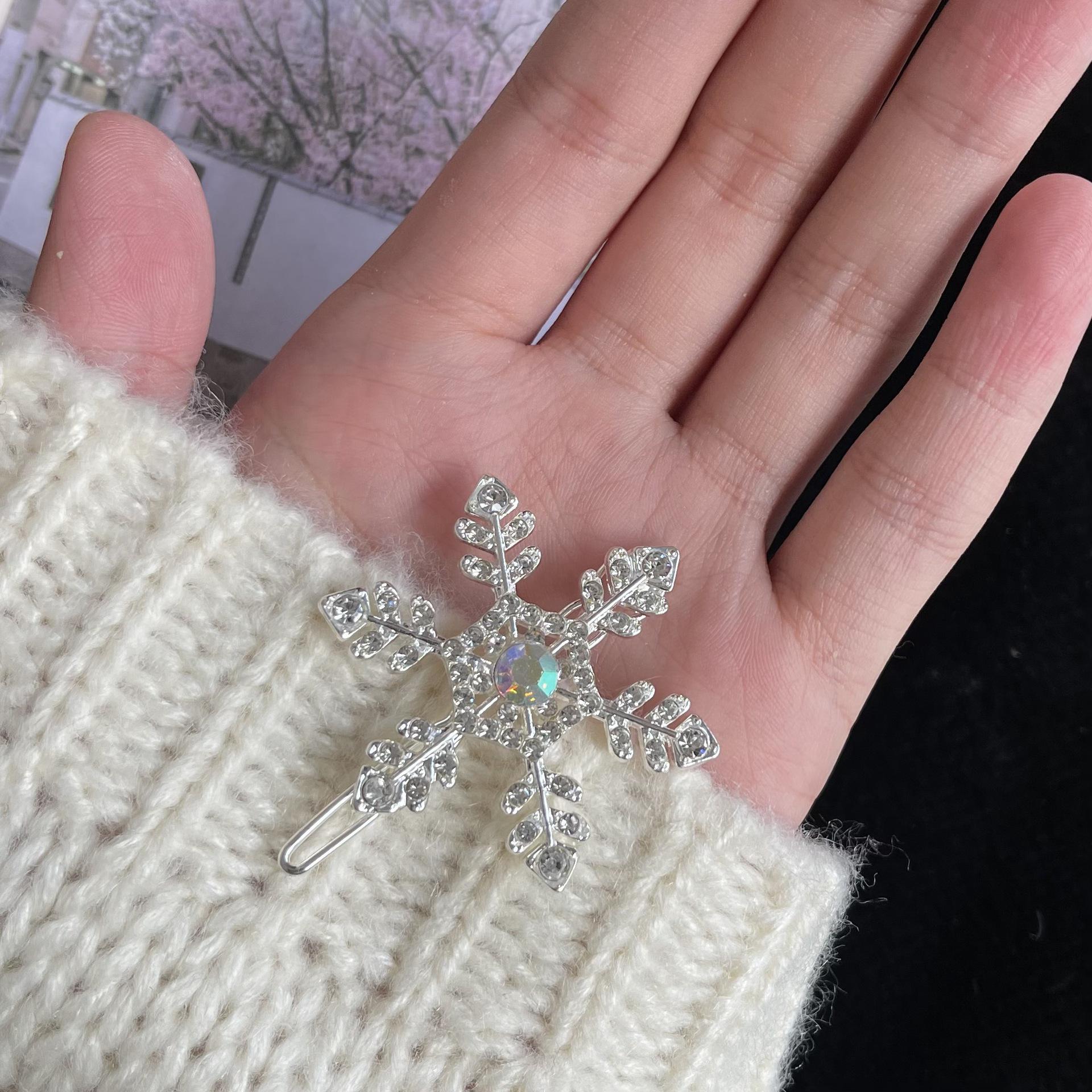 

Заколка для волос «Снежинка» со стразами: Элегантный осенне-зимний аксессуар для женщин