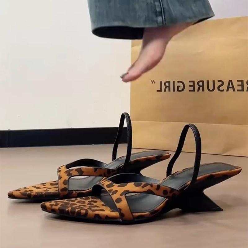 

Леопардовые туфли на высоком каблуке, женские сандалии, шлепанцы, с острым носком, летняя обувь 2025, тренд, брендовые, сексуальные, с ремешком на пятке, дизайнерские, женские туфли-лодочки, платье 40 цветной печати леопарда