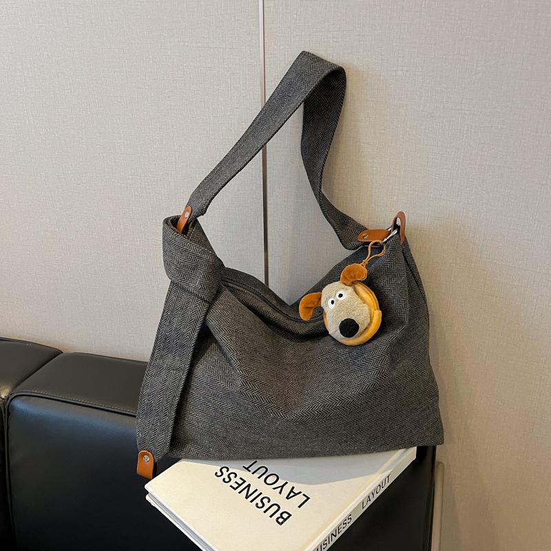 

Повседневная сумка большой вместимости в стиле «маленькая свежесть» женская зимняя новая легкая повседневная на плечо через плечо сумка-мессенджер осенне-зимняя сумка-тоут no pendant чёрный