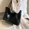 Large Capacity Minimalist White Tote Bag Stylish Commuter Shoulder Bag For Everyday Use