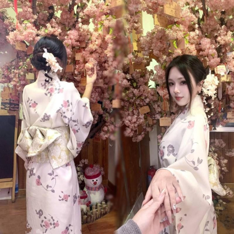 Dámské japonské kimono a yukata šaty pro formální fotografování