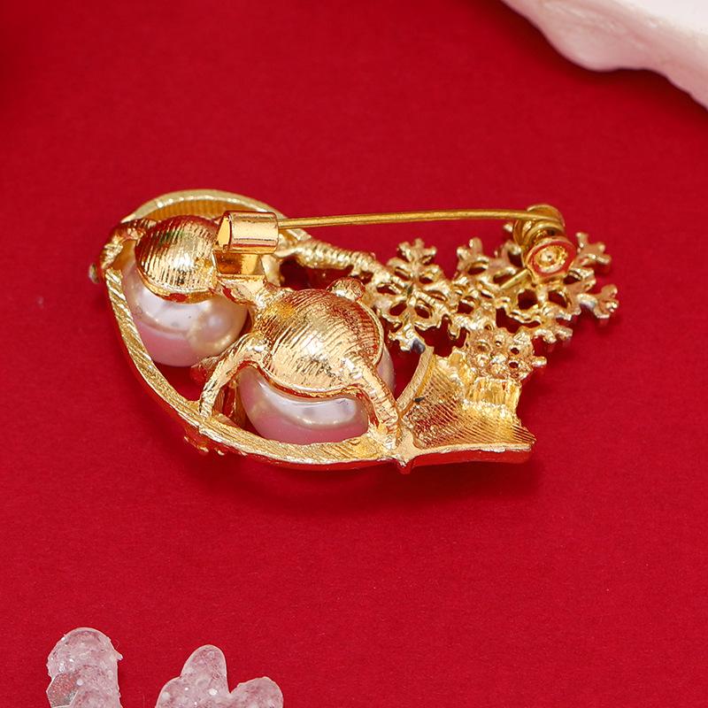 Charming Snowman Brooch - Elegant Women's Sweater Accessory, Unique Gift for New Year.