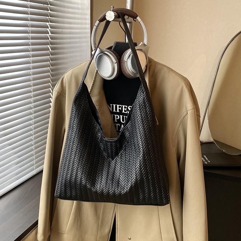 

Large capacity casual new textured tote bag women s fashion high temperament foreign style solid color commuter shoulder bag чёрный