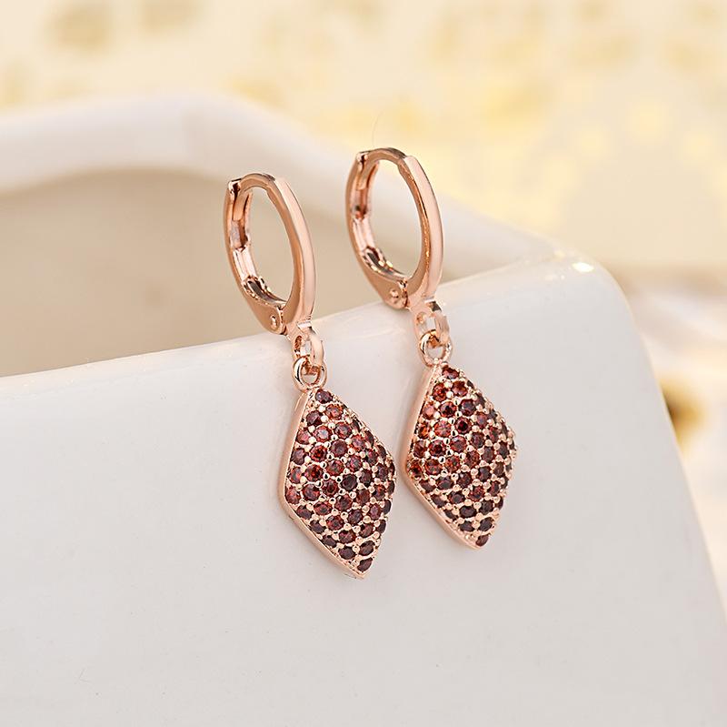 

Новые серьги-гвоздики с бриллиантами цвета «новая роскошь», серьги с бриллиантами, серьги с бриллиантами, золотые серьги