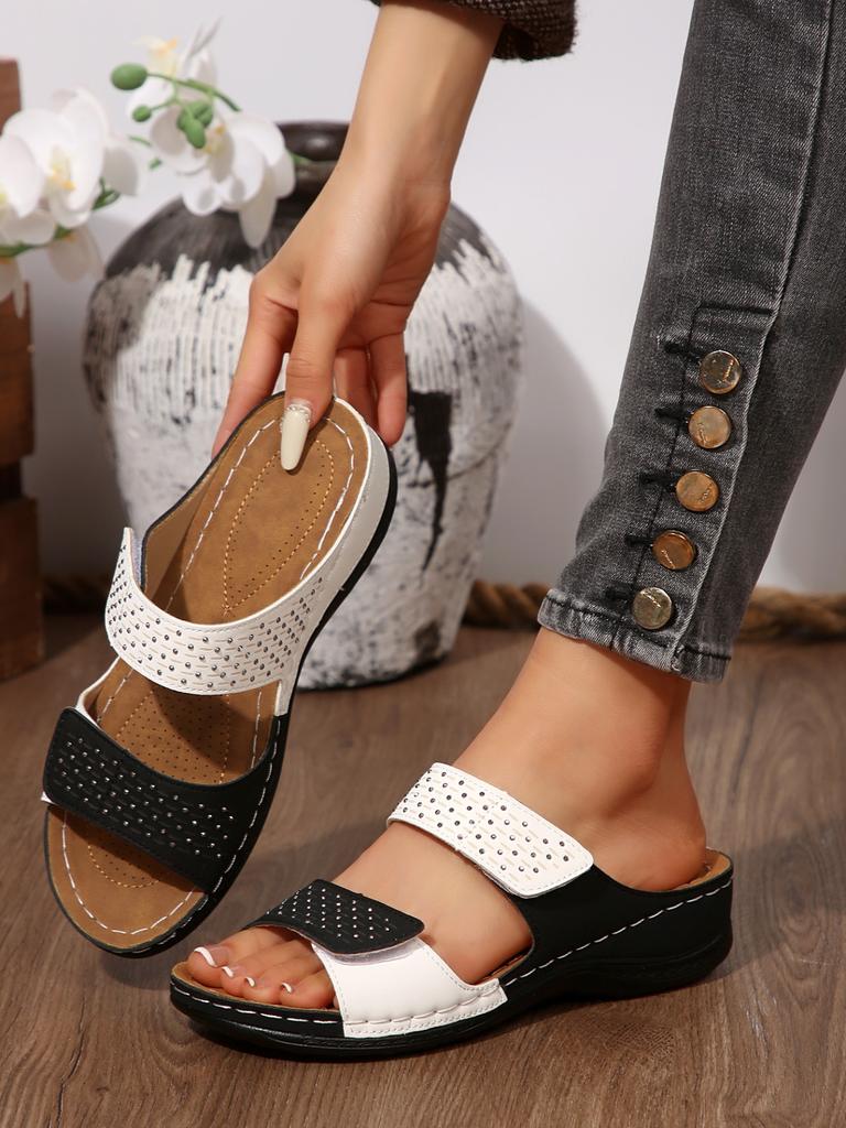 Fashion The 2025 Summer New Fashion and Wear-resistant Perforated Sandals with Wedge Heels and Large-sized Women's Flip-flops