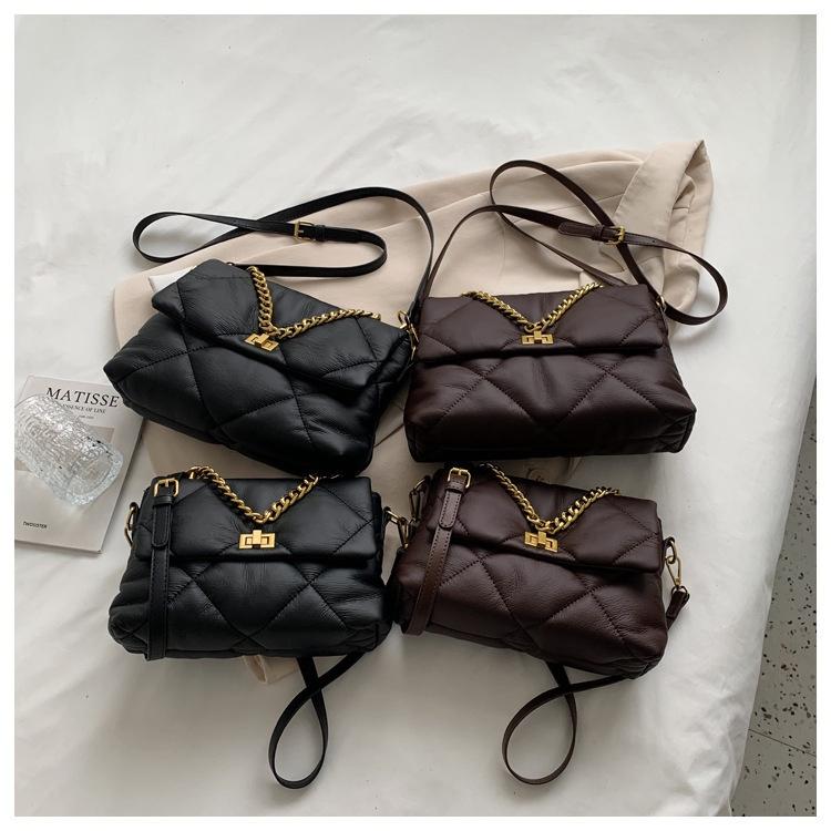 IELGY Autumn and Winter Textured Rhombus Messenger Bag, Large Bag with Soft Leather Chain, Brown.