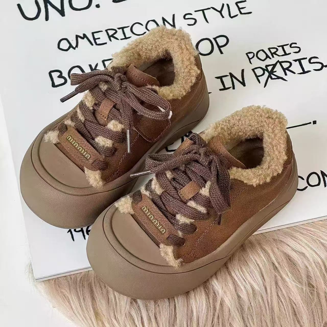 

Girls cotton shoes 2025 winter new children s warm board shoes boys retro velvet thickened Velcro casual shoes 37 коричневий