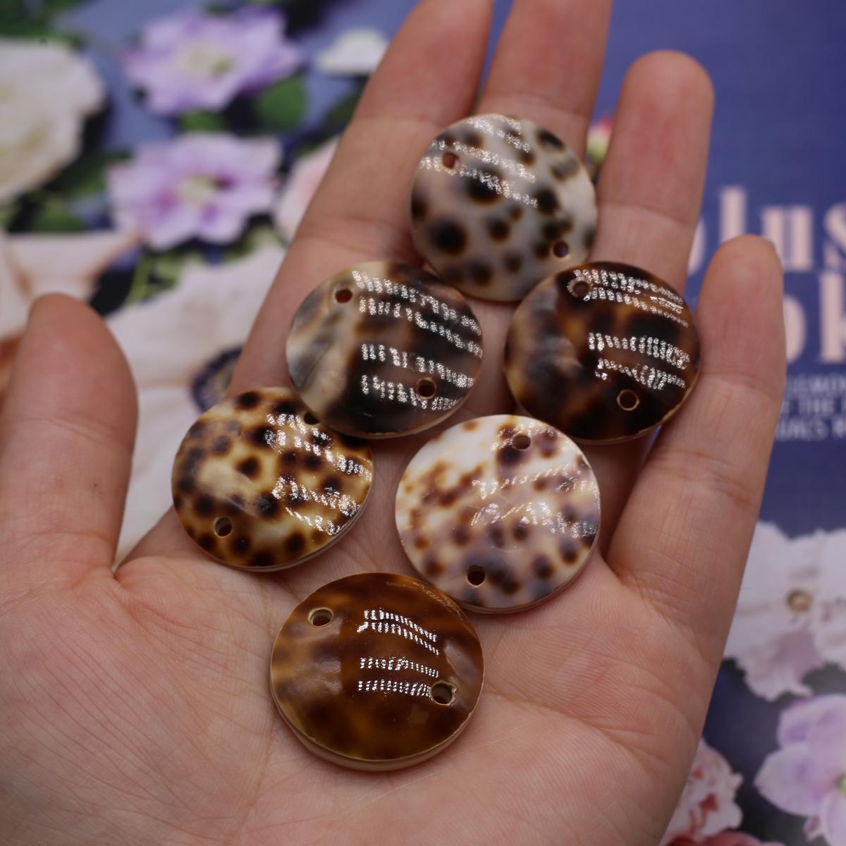 

Уникальный леопардовый принт ракушки кулон, богемный круглый ракушка с двойным отверстием дизайн подвески для DIY ожерелья браслета колокольчика ветра подвесные аксессуары 25x25 мм 6Pcs/25x25mm